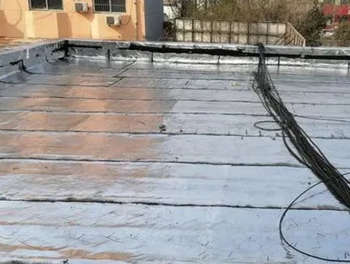 兰考卫生间漏水维修公司分享下兰考屋面楼顶防水刚性防水层施工要点。